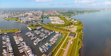 Hollanda 'daki Veluwe meer' de Zeewolde şehrinin hava manzarası.