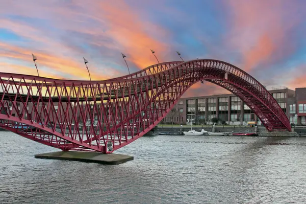 日落时阿姆斯特丹的Python桥 — 图库照片