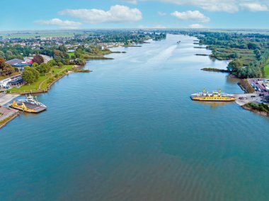 Hollanda 'daki Lek nehrinin kıyısındaki Schoonhoven nehrindeki feribotlardan.