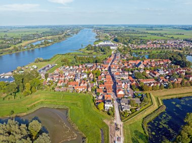 Hollanda 'nın Lek kentindeki Nieuwpoort şehrinden havadan.