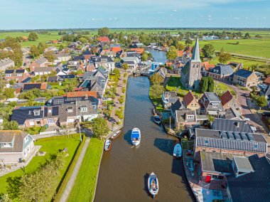 Hollanda Friesland 'daki geleneksel küçük köyden havacılık.