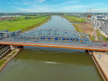 Hollanda 'daki Zuthpen yakınlarındaki IJssel nehrindeki Oude IJsselbridge' den havadan.