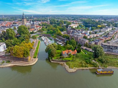 Tarihsel şehir Zuthpen 'in Hollanda' daki IJssel nehrindeki havacılığı.