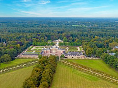 Hollanda 'daki Apeldoorn yakınlarında bulunan Het Loo Sarayı' ndan havadan.