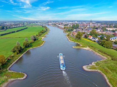 Hollanda 'daki Zutphen yakınlarında IJssel nehrinde seyreden kargo gemisi.