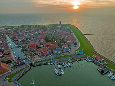 Gün batımında Hollanda 'daki IJsselmeer' deki küçük Hindeloopen kasabasından havadan.