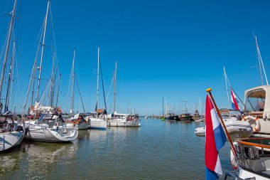 Hollanda 'daki tarihi Hindeloopen köyünden bir liman.