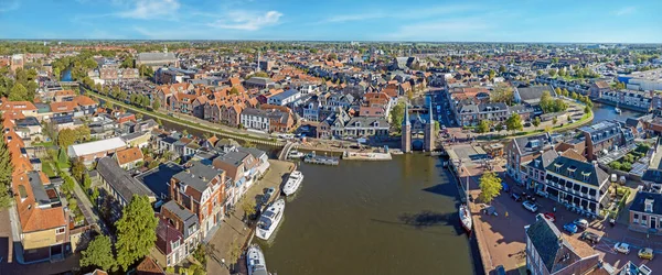 Friesland 'daki Watergate' li tarihi şehir Sneek 'ten hava manzarası. Hollanda.