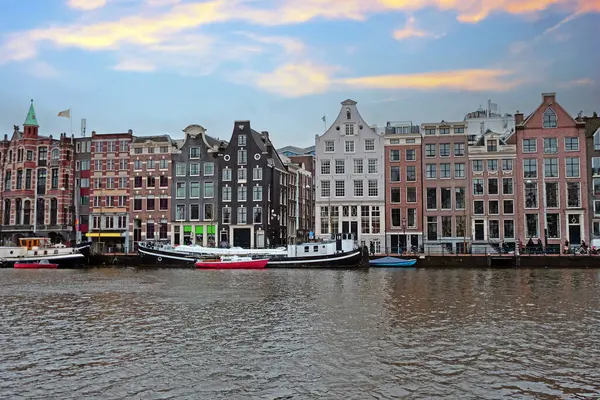 Сцена Міста Амстердама Біля Річки Амстел Нідерланди Під Час Заходу Стокове Фото