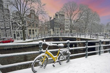 karlı kış Hollanda Amsterdam'da