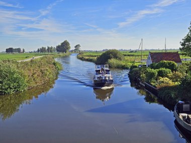 Hollanda 'daki Friesland' dan gelen motorlu tekne turuna bakın.