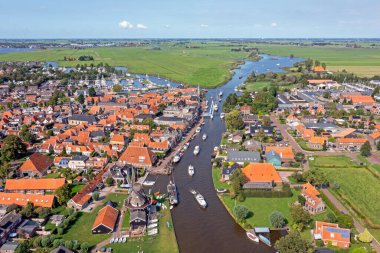 Hollanda, Friesland 'daki küçük tarihi köyden havadan.