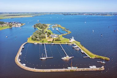 Sneekermeer 'den Friesland, Hollanda' daki Sneek yakınlarındaki start adasına giden hava aracı.