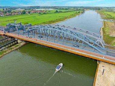 Hollanda 'daki Zuthpen yakınlarındaki IJssel nehrindeki Oude IJsselbridge' den havadan.