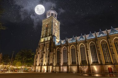 Hollanda 'nın ortaçağ şehri Deventer' daki Lubinius kilisesine bakın.