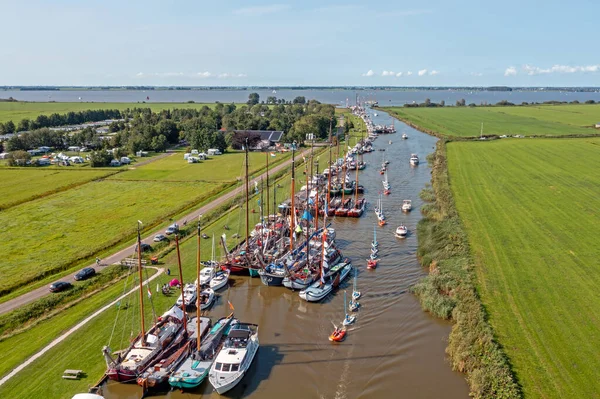 オランダのフリースランドの運河の伝統的な木造船からの航空機 — ストック写真