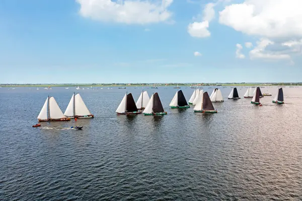 Hollanda, Friesland 'daki Heeger meer' de bulunan skutsjesilen 'den gelen hava aracı.