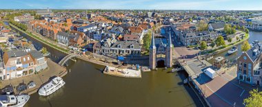 Friesland 'daki Watergate' li tarihi şehir Sneek 'ten hava manzarası. Hollanda.
