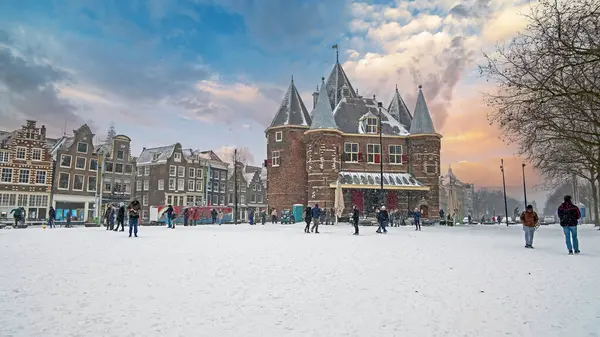 Traditioneel Besneeuwd Waag Gebouw Aan Nieuwmarkt Amsterdam Winter Bij Zonsondergang — Stockfoto