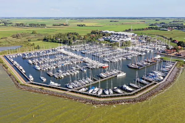 Hollanda 'nın IJsselmeer limanındaki Hindeloopen limanından gelen hava durumu yoğun bir yaz gününde