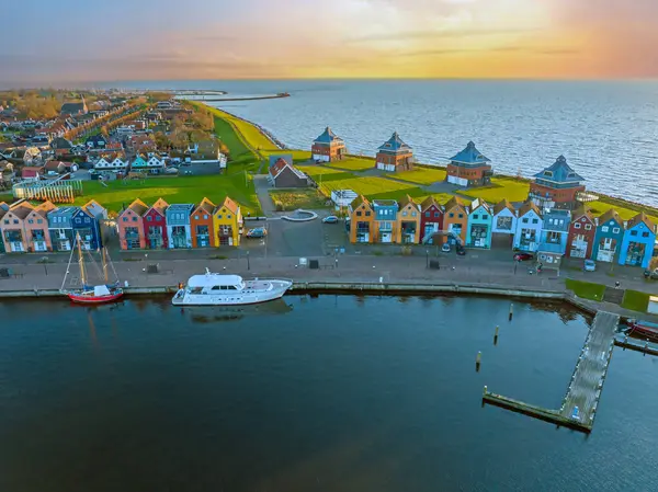 Hollanda 'daki IJsselmeer limanından ve Stavoren şehrinden günbatımında havadan.