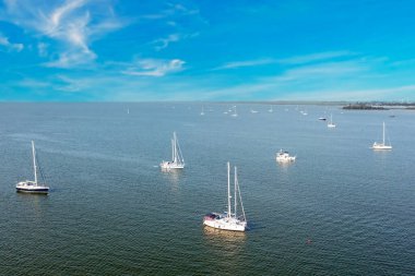 Hollanda 'da sıcak bir yaz gününde IJsselmeer' de demirlemiş yelkenli gemilerden gelen hava.