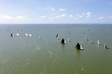 Hollanda 'nın Friesland kentindeki IJsselmeer' de bulunan skutsjesilen 'den havadan.