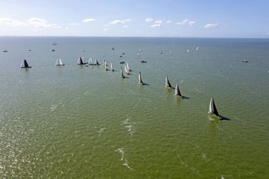 Hollanda 'nın Friesland kentindeki IJsselmeer' de bulunan skutsjesilen 'den havadan.