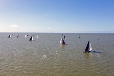 Hollanda 'nın Friesland kentindeki IJsselmeer' de bulunan skutsjesilen 'den havadan.
