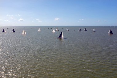 Hollanda 'nın Friesland kentindeki IJsselmeer' de bulunan skutsjesilen 'den havadan.