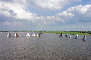 Hollanda 'nın Friesland bölgesindeki Heeger meer' de eski teknelerle geleneksel skutsjesilen havadan.