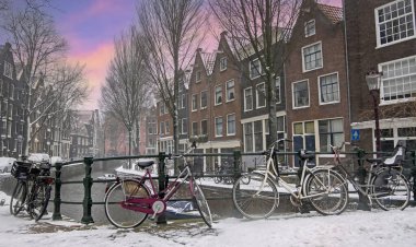 karlı kış Hollanda Amsterdam'da