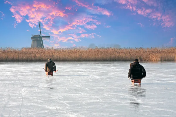 Ijsleeën Een Koude Winterdag Bij Windmolen Nederland Bij Zonsondergang — Stockfoto