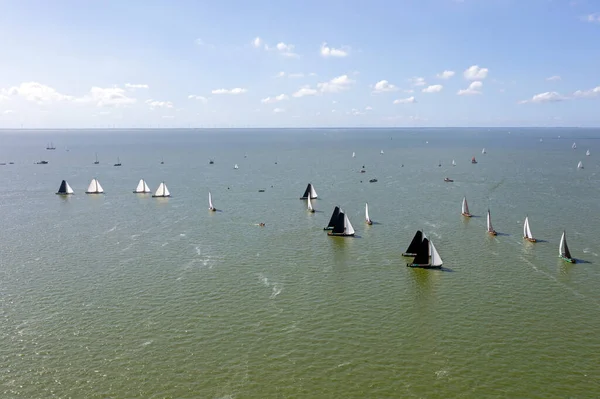 Hollanda 'nın Friesland kentindeki IJsselmeer' de bulunan skutsjesilen 'den havadan.