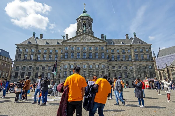 Amsterdam Netherlands April 2023 Tourists Orange Celebration Kingsday Amsterdam Dam — Stock Photo, Image