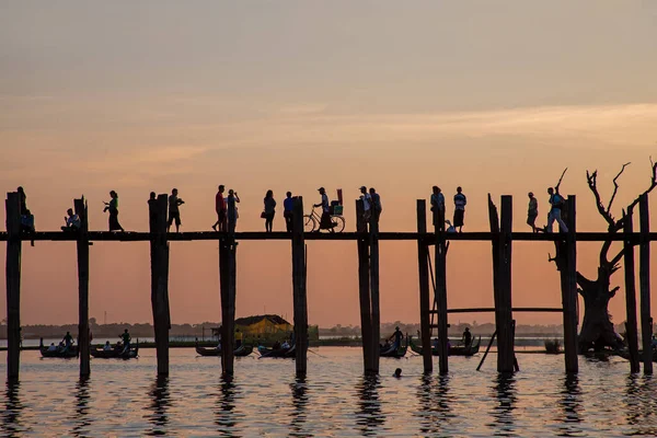U olmak köprü Ayeyarwady River, Mandalay, Myanmar geçiş insanlarla gün batımında