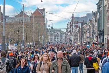 Amsterdam, Hollanda - 27 Nisan 2023: Turuncu giysili yerliler Amsterdam ve Hollanda sokaklarında Krallar Günü 'nü kutluyor