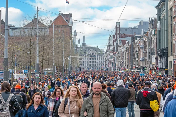 Amsterdam Nizozemsko Dubna 2023 Místní Obyvatelé Oranžové Slaví Den Králů — Stock fotografie