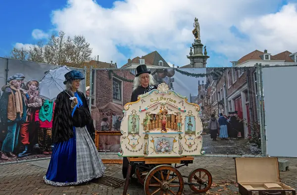 Deventer Nizozemsko Prosince 2023 Krásný Pár Stylu Viktoriánského Oblečení Varhany — Stock fotografie