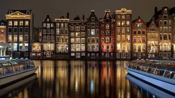 암스테르담의 Damrak에서 네덜란드의 크루즈 — 스톡 사진