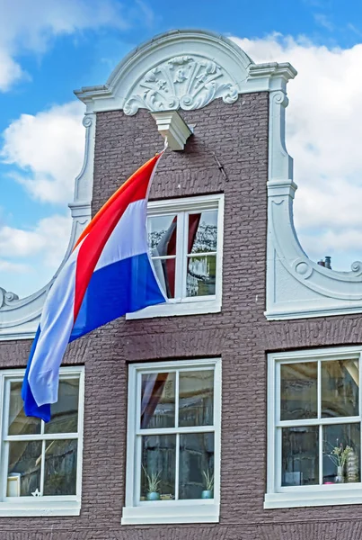 Нідерландський Прапор Проти Середньовічного Фасаду Будинку Амстердамі Нідерланди День Королів Стокове Зображення