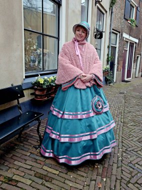 Deventer, Hollanda - 16 Aralık 2023: Dickens Festivali sırasında Viktorya tarzı giyinmiş güzel bir kadın. Charles Dickens 'ın ünlü kitaplarından 950' den fazla karakter Deventer, Hollanda 'da yeniden yaşıyor