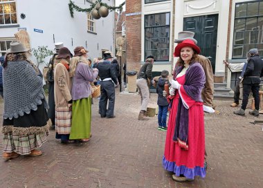 Deventer, Hollanda, 16 Aralık 2023: Dickens Festivali sırasında Deventer sokaklarında halk pıhtılaşıyor