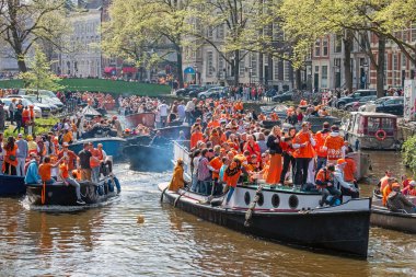 Amsterdam, Hollanda - 27 Nisan 2023: Hollanda 'daki Amsterdam kanallarında Turuncu Giyen Yerliler Krallar Günü' nü kutluyor
