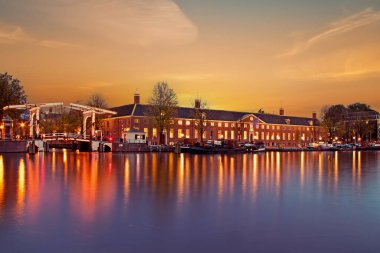 Amsterdam 'dan şehir manzarası Hollanda' daki Amstel 'de alacakaranlıkta.