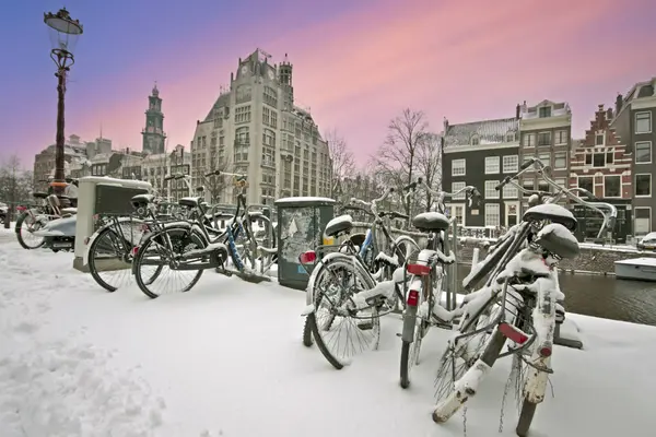 Śnieżne Miasto Amsterdam Holandii Zimą Zachodzie Słońca — Zdjęcie stockowe