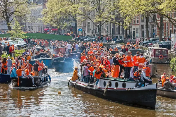 Amsterdã Holanda Abril 2023 Habitantes Locais Laranja Comemorando Dia Dos Imagens De Bancos De Imagens Sem Royalties