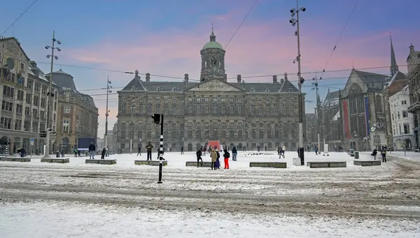 Karlı Şehir Amsterdam Hollanda Nın Baraj Meydanı Nda Kışın Stok Fotoğraf