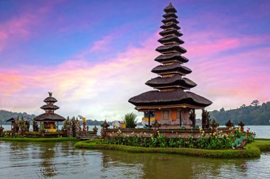 Bali Endonezya 'daki Ulun Danu Bratan Tapınağında günbatımı