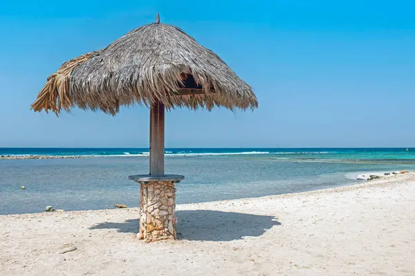 Szalma Esernyő Eagle Beach Aruba Egy Szép Nyári Napon Stock Fotó